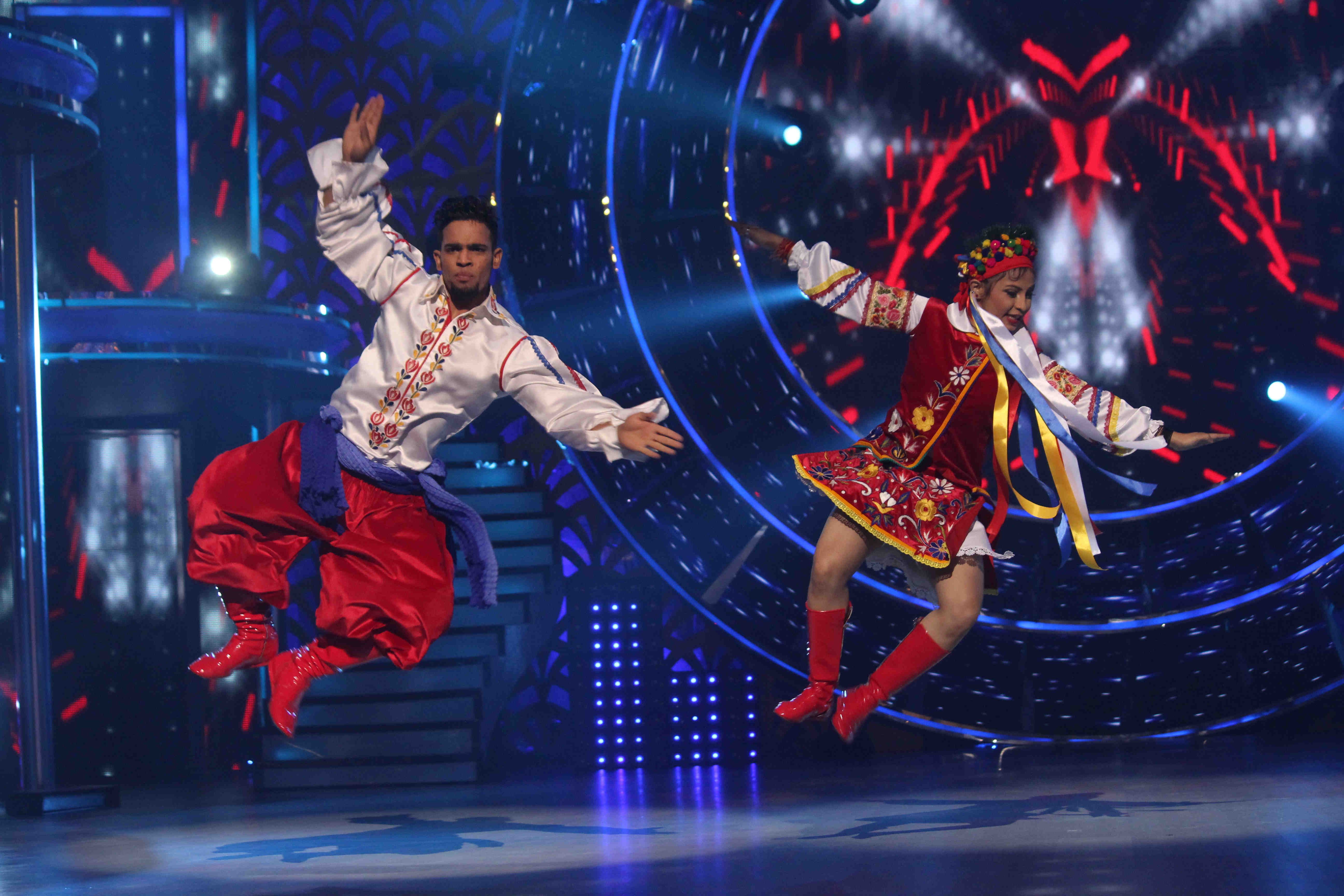 Turn On Your TV Screens And Sit Back , Because It’s Getting Fiery Hot On India’s Biggest Dance Reality Show!