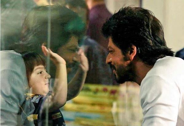 This Video Of AbRam Playing With SRK Is The Cutest Thing You Will See On The Internet!