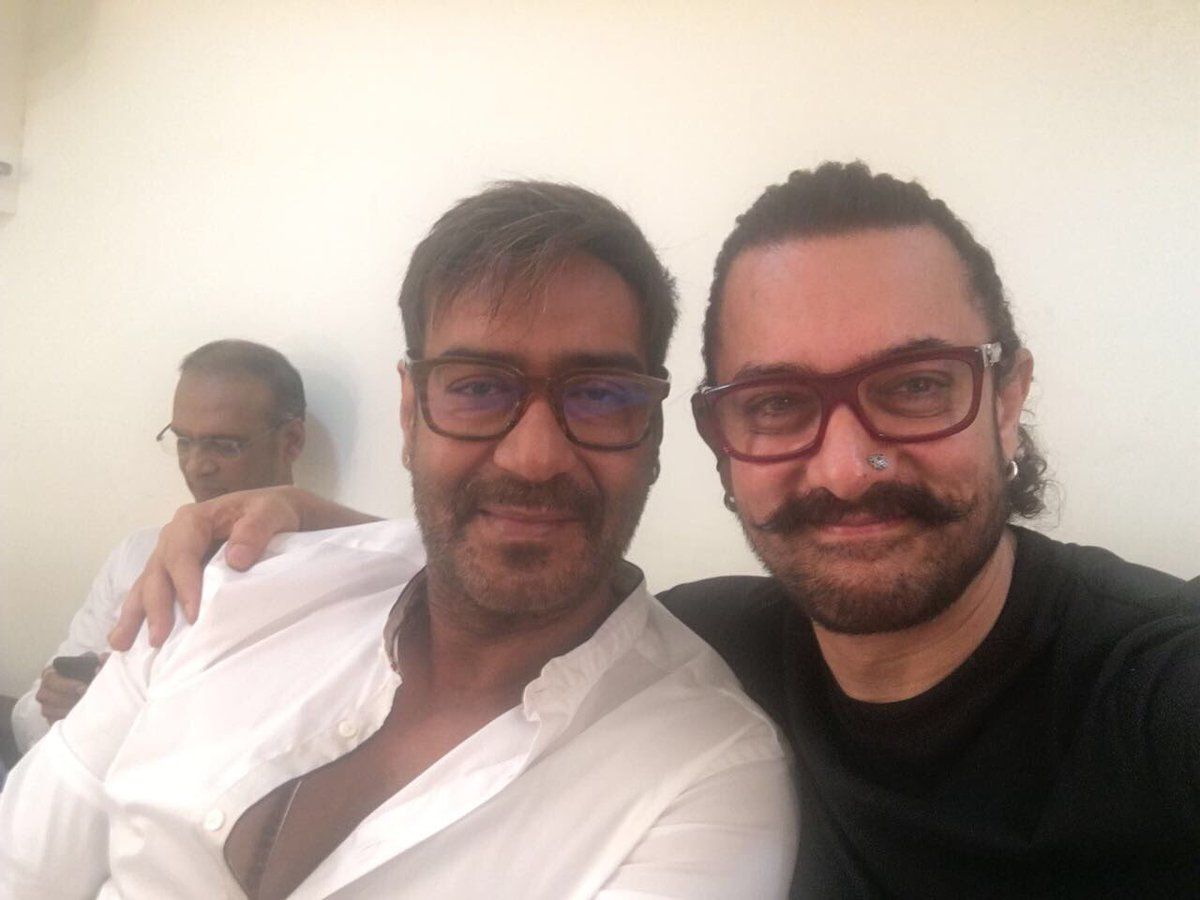 अपनी फ़िल्म के क्लैश से पहले एक दूसरे से मिले अजय देवगन और आमिर खान! 