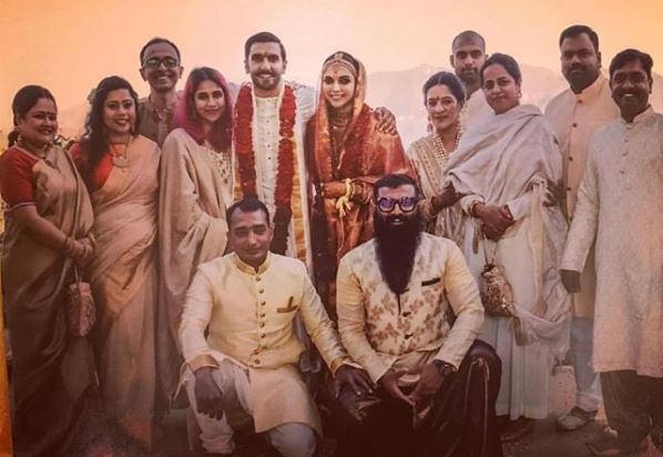 DeepVeerKiShaadi: नयी तस्वीर में रणवीर की मम्मी और मेहमानों के साथ पोज़ दे रहे हैं दूल्हा-दुल्हन !