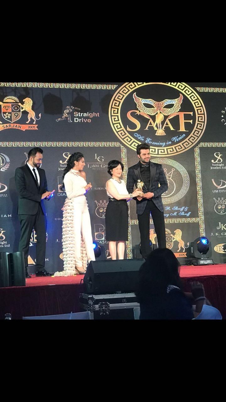 Maniesh Paul bags The Best Host Award In Asia At SAAF 2018