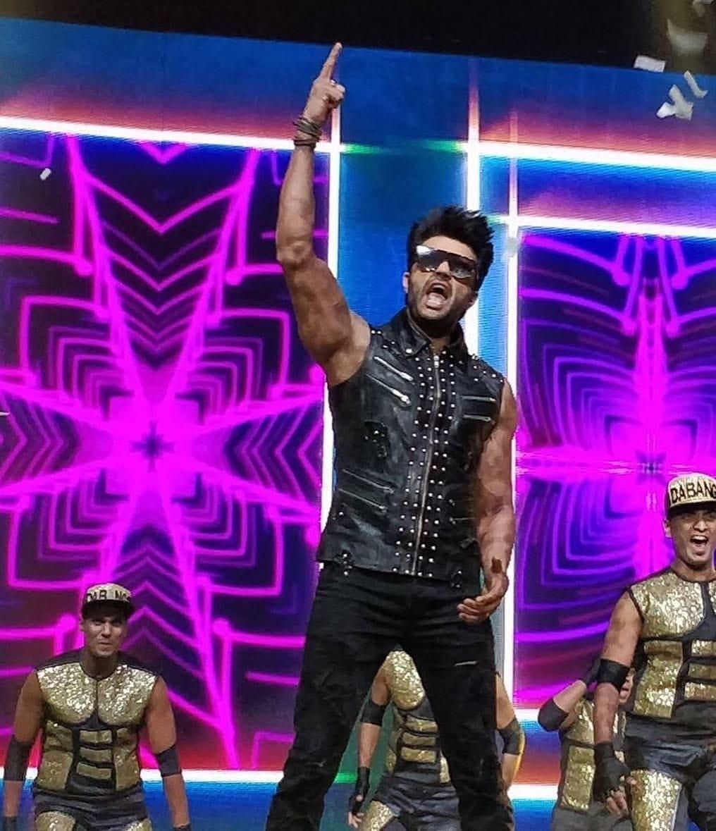 #Dabanggtour: Funny man Maniesh Paul takes over the crowd with his HOT-BOD and slick moves!