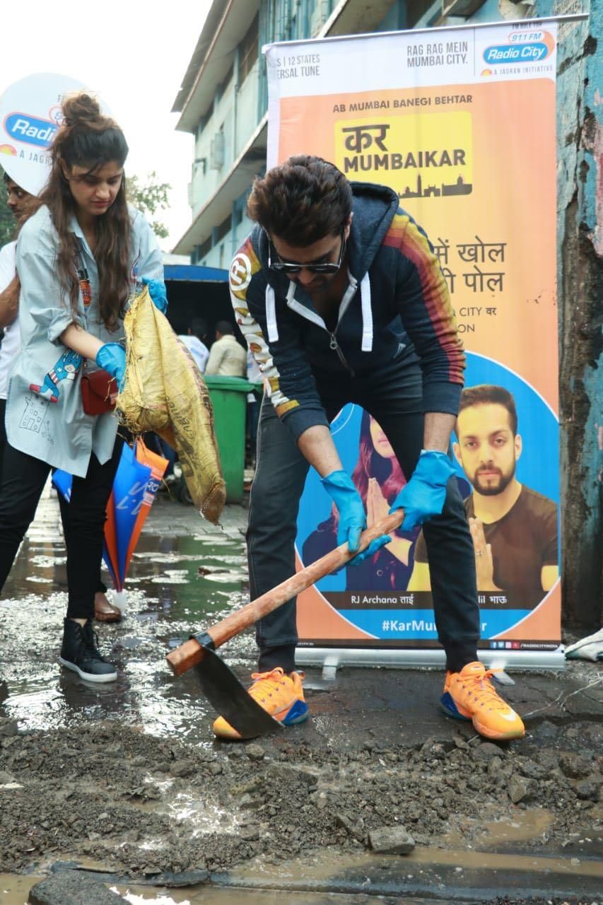 Maniesh Paul takes to Mumbai Streets to fill potholes