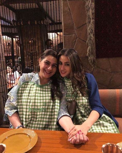 Sara Ali Khan Opts For A Cheat Day With Mom Amrita Singh Who Sat Hiding Her Face In Front Of A Giant Dosa; Watch Video