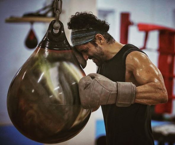 Farhan Akhtar Suffers A Hairline Fracture While Shooting For Toofan Calls It His 'First Legit Boxing Injury'