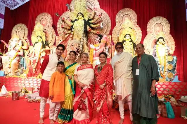 दुर्गा पूजा में एक साथ नज़र आये अमिताभ, जया बच्चन और काजोल, साथ की पूजा !