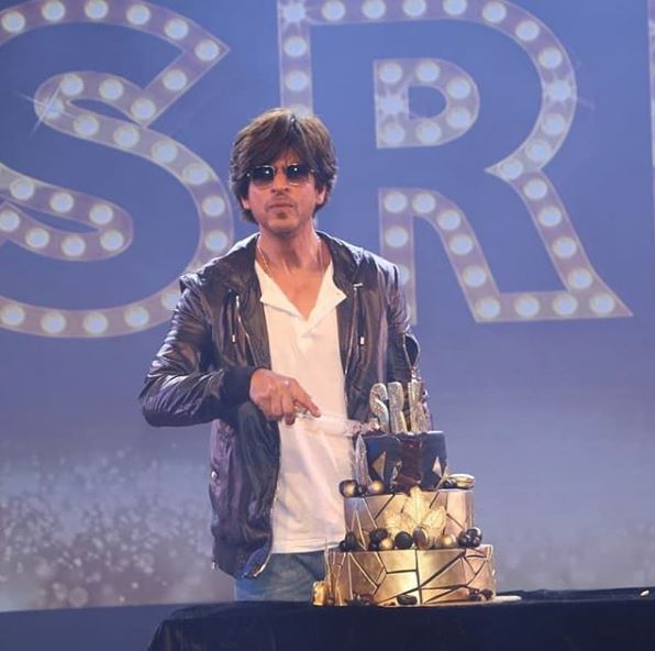 Shah Rukh Khan To Fans On His Birthday, Tells Them 'You All Have Come To My House But Not In The Halls. Start Coming To Halls'