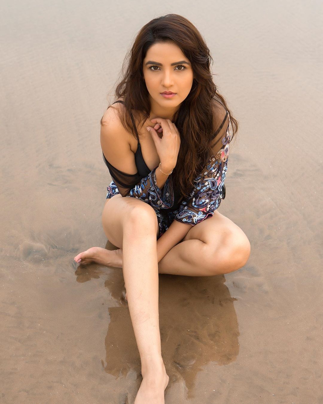 Jasmin Bhasin Quits Eating Butter Chicken And Pizzas To Look Hot For Naagin 4, Feels Previous Actresses Set High Standards