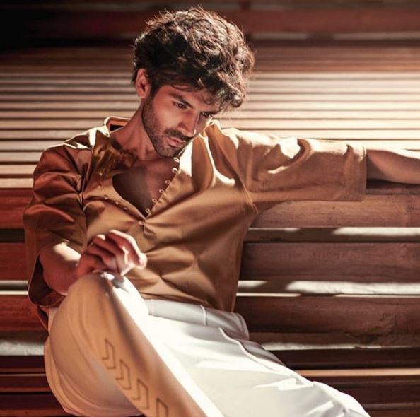 Kartik Aaryan Reveals He Continued To Live With 12 Flatmates Despite Doing 3 Films, Cropped Himself From Group Photos For Portfolio