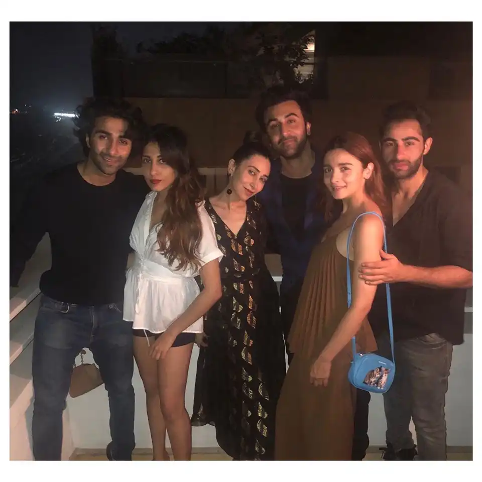 Ranbir Kapoor And Alia Bhatt Hang Out With His Cousins, Kareena Kapoor Khan Missing In The Picture! 