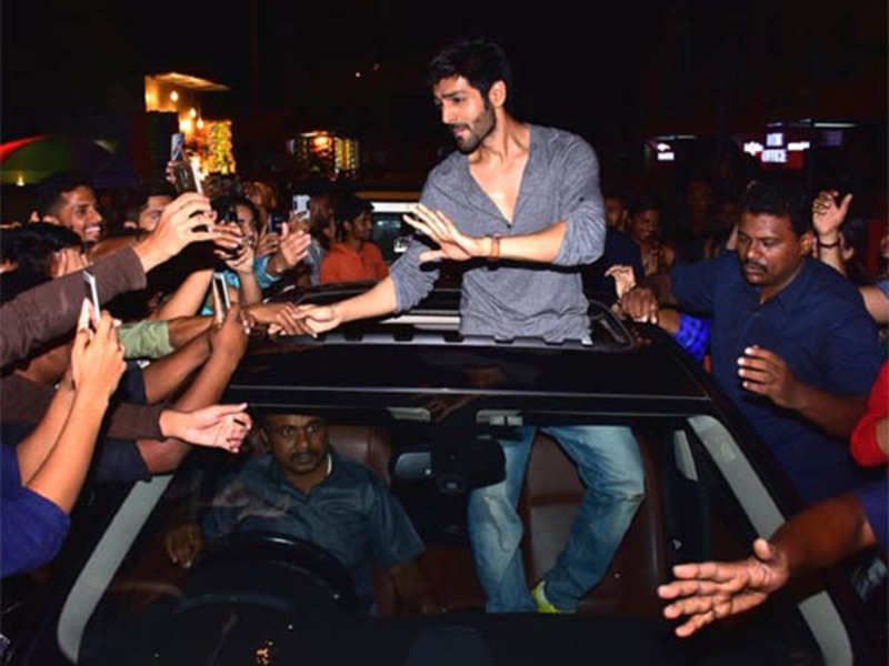 OMG! This CRAZY Fan Surprises Kartik aaryan And We Are Stunned Too!