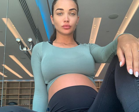 Amy Jackson Posts Picture Of Her Baby Bump And Talks About Her Cravings For Honey
