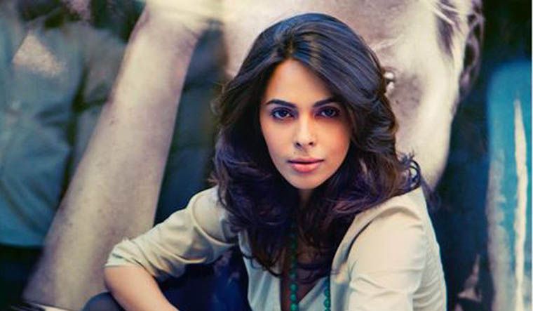 Mallika Sherawat On the Kapil Sharma Show Reveals That A Producer Wanted To Fry An Egg On Her Belly Once