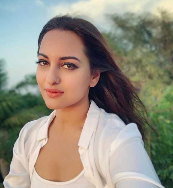 Sonakshi Sinha: 'My Parents Want Me To Date A 'Susheel Ladka' And No One From Bollywood Is Like That'