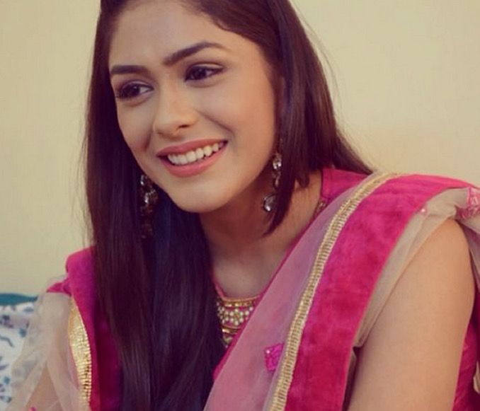 Mrunal Thakur Reveals How People Discouraged Her When She Moved From TV To Bollywood!