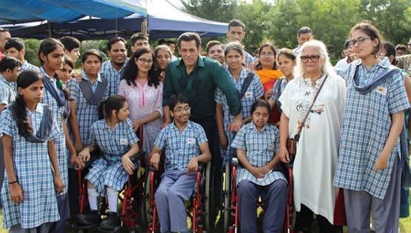 Salman Khan And Sonakshi Sinha Meet Specially Abled Children On The Sets Of Dabangg 3 In Jaipur