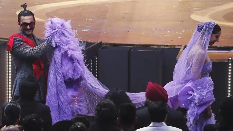 IIFA 2019: Ranveer Singh Following Behind Wife Deepika Padukone Carrying Her Train Is The Best Moment From The Award Show