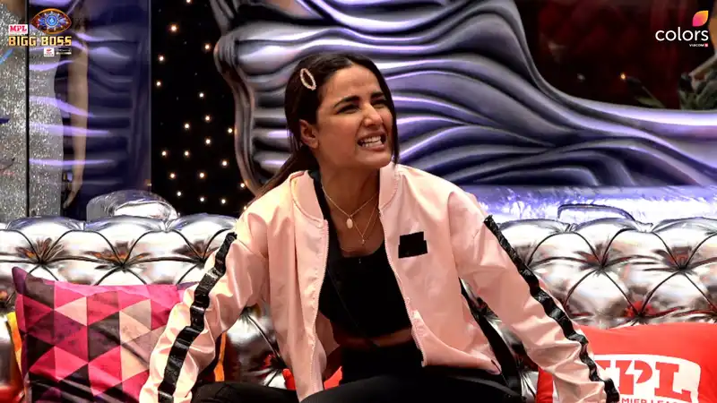 Bigg Boss 14 Highlights: Jasmin Bhasin Breaks Down After Fight With Rahul Vaidya, Throws Water At Him