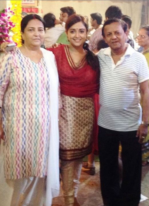 Monali Thakur’s Father, Singer Ashok Thakur Passes Away After Suffering A Massive Heart Attack