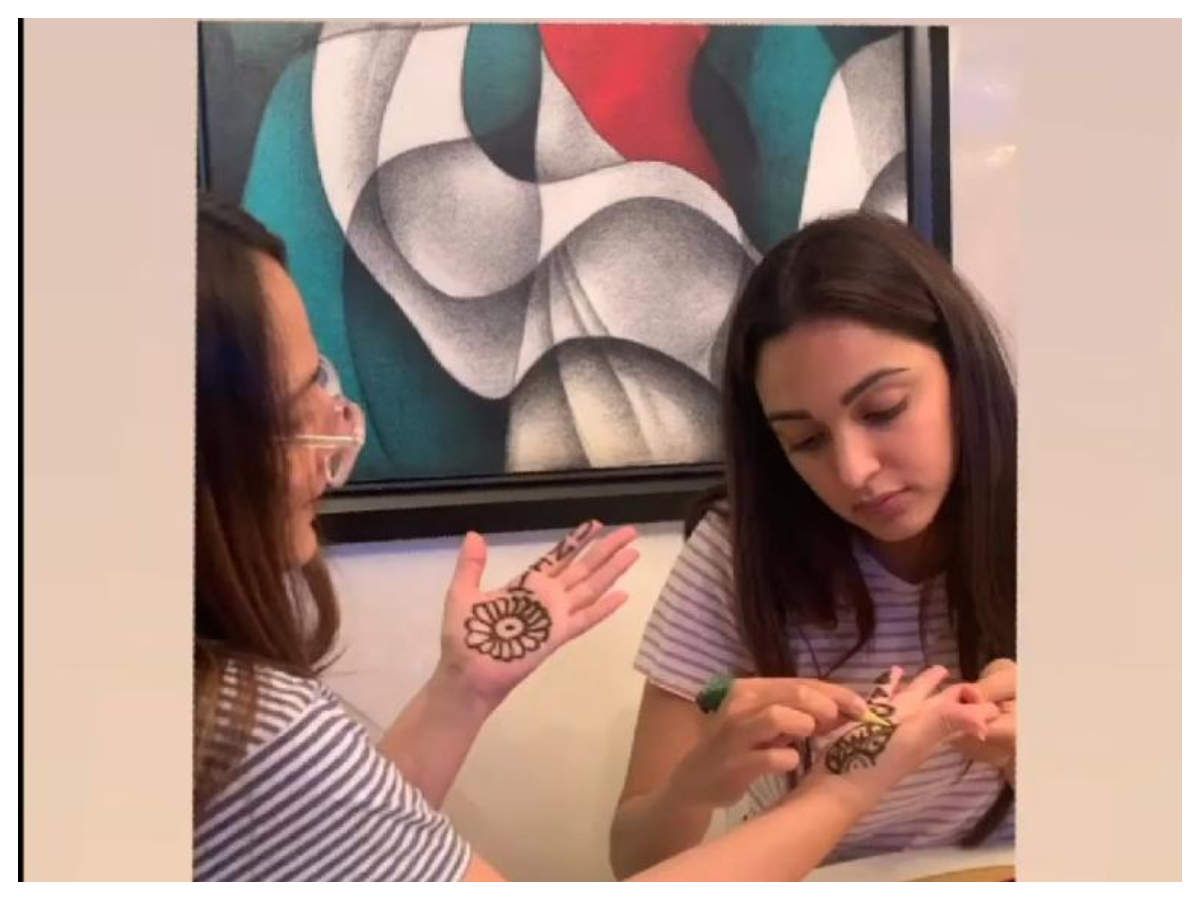 Kiara Advani Helps Her Mom Prep Up For Karwa Chauth Celebrations; Applies Henna On Her Hands