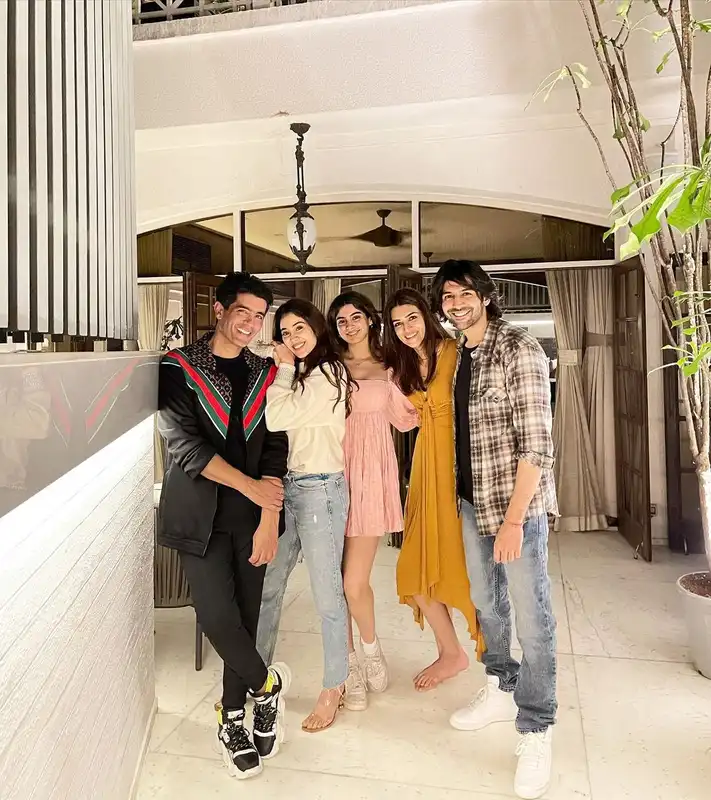 Jacqueline, Kartik, Janhvi, Nushrratt, Kriti & Others Bid 2020 Goodbye With A Fun Dinner At Manish Malhotra's Home