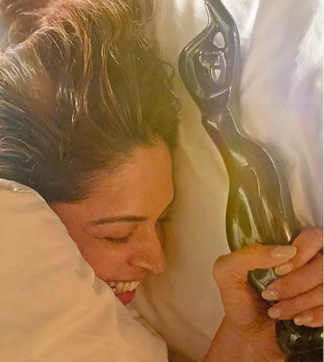 रणवीर सिंह ने शेयर की अपनी फिल्मफेयर ट्रॉफी के साथ पत्नी दीपिका की फोटो, जो आज की सबसे खूबसूरत तस्वीर है!