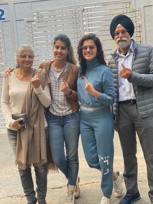 Delhi Voting 2020: मुंबई से वोट देने दिल्ली आई तापसी पन्नू, परिवार के साथ डाला वोट