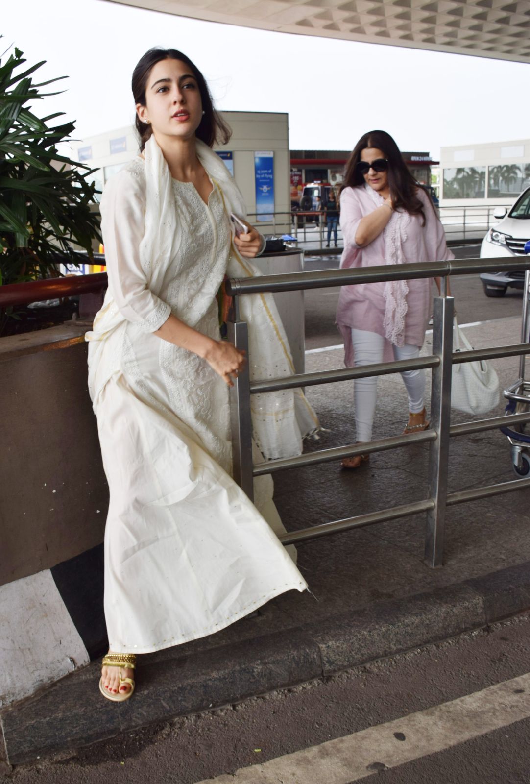 Sara Ali Khan Reveals U.S. Airport Authorities Have Been Suspicious Of Her Because Of Her Surname And Her Passport Picture
