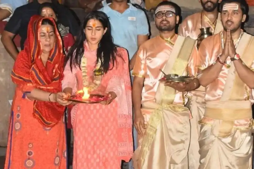 Sara Ali Khan Attend Ganga Arti In Varanasi Along with Mother Amrita Singh Despite Coronavirus Outbreak! 