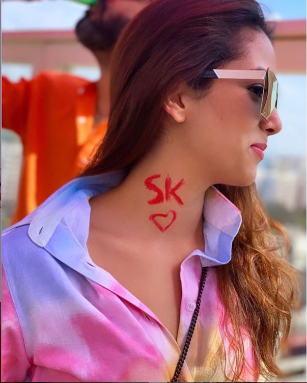 Holi 2020: Mira Rajput Writes Shahid Kapoor's Initials On Her Neck With Colour