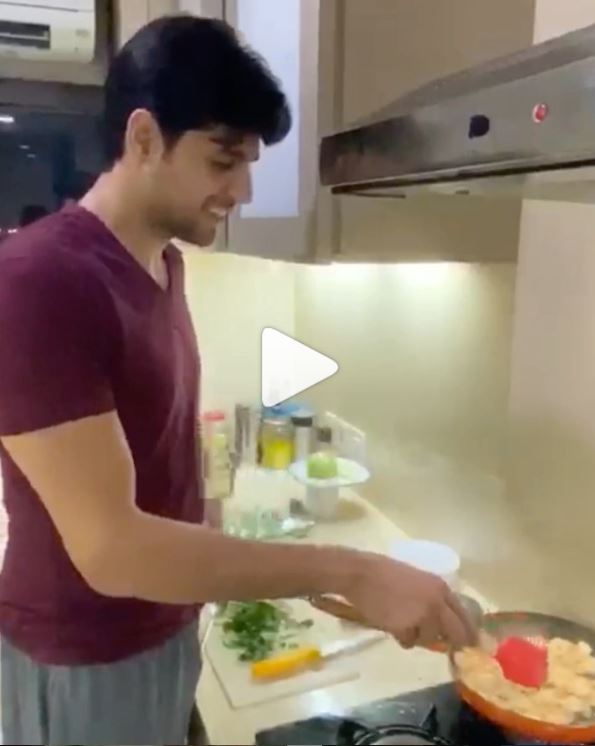 Coronavirus Outbreak: Sidharth Malhotra Tries His Hand At Cooking, Makes Butter Garlic Prawns