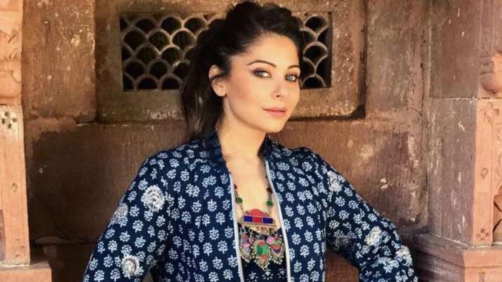 Kanika Kapoor Refutes Rumours Partying With Hundreds Of People After Her Return From London 