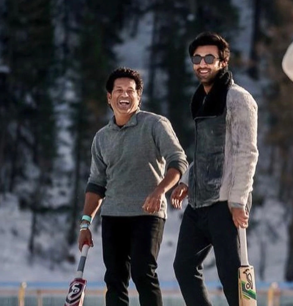 सचिन तेंदुलकर के साथ क्रिकेट खेलते नज़र आ रहे हैं रणबीर कपूर, माँ नीतू ने शेयर की तस्वीर 