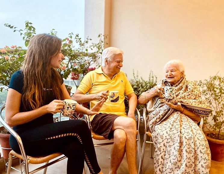 Kanika Kapoor Posts Picture Sipping Tea With Family After Shutting Trolls With Her Statement