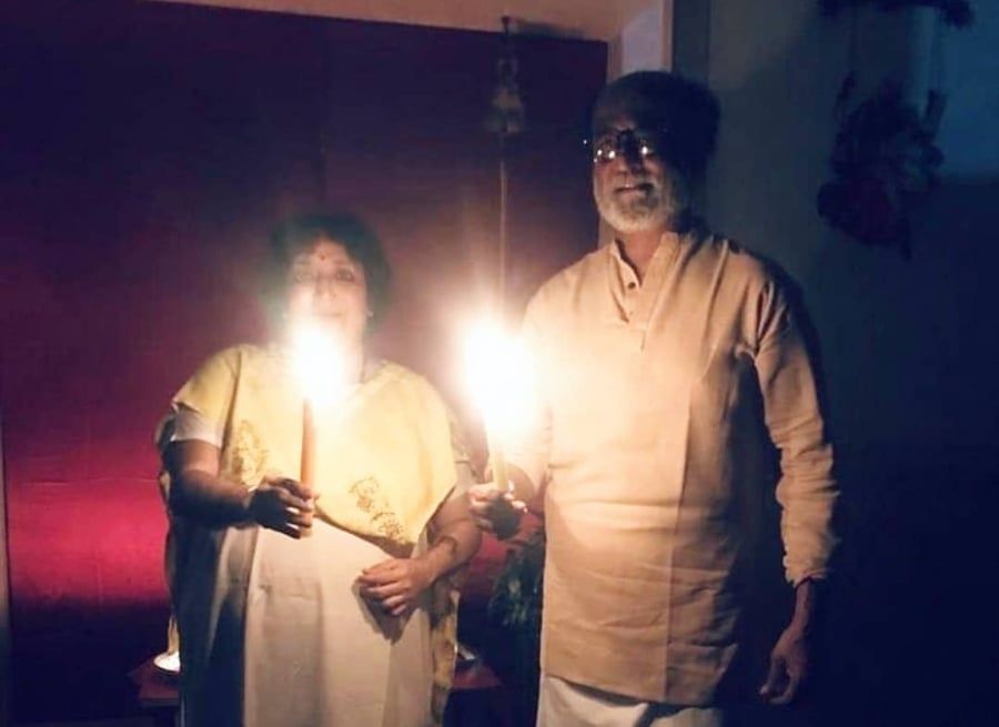 रजनीकांत ने 9 बजे 9 मिनट में पत्नी लता के साथ जलाई मोमबत्ती, दोनों को साथ देख दीवाने हुए फैन्स!