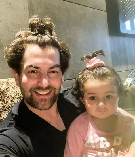 नील नितिन मुकेश को बेटी नुरवी के बाल बांधने के लिए करना पड़ा ये काम, शेयर की तस्वीर 