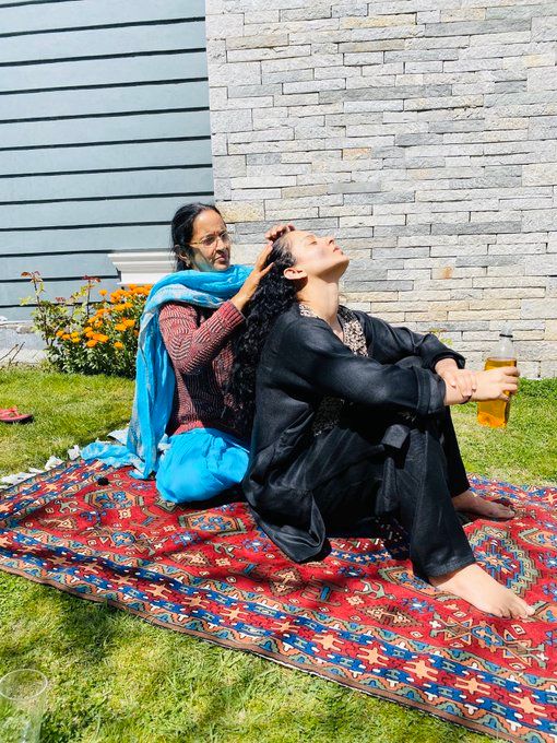Kangana Ranaut Gets Relaxing ‘Champi’ From Mom Amidst Coronavirus Lockdown, Sister Rangoli Shares Pic With An Emotional Note