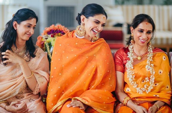दीपिका ने शेयर की अपनी शादी से पहले की तस्वीर, माँ और बहन के साथ आ रही हैं नज़र 