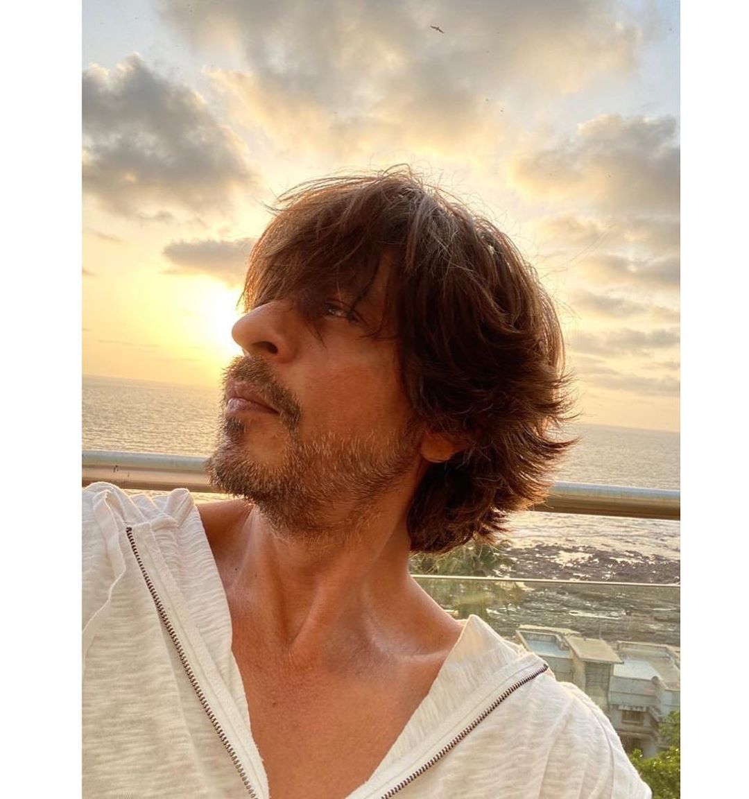 Shah Rukh Khan Imparts Some Lockdown Lessons With A Quintessential Selfie
