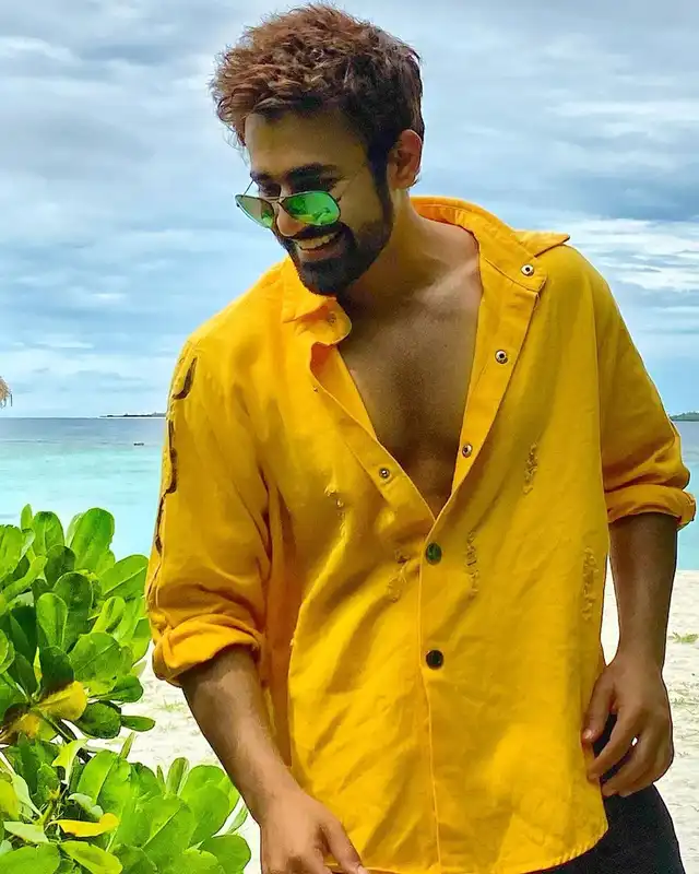 Naagin Actor Pearl V Puri Transfers Money To The Bank Accounts Of 100 Spot Boys  Amid Lockdown