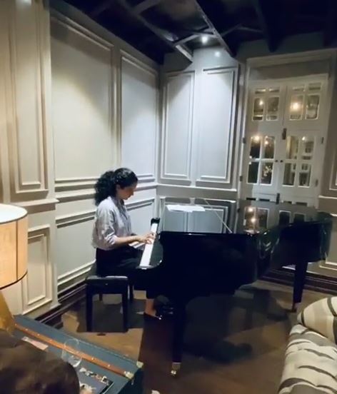 Kangana Ranaut Misses Going To Classical Music Concerts, Makes Up By Playing 'Love Story' On Her Piano; Watch