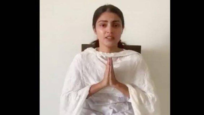 सुशांत मामले में पहली बार वीडियो शेयर कर सामने आई रिया चक्रवर्ती, रोते हुए कहा 'सत्यमेव जयते'