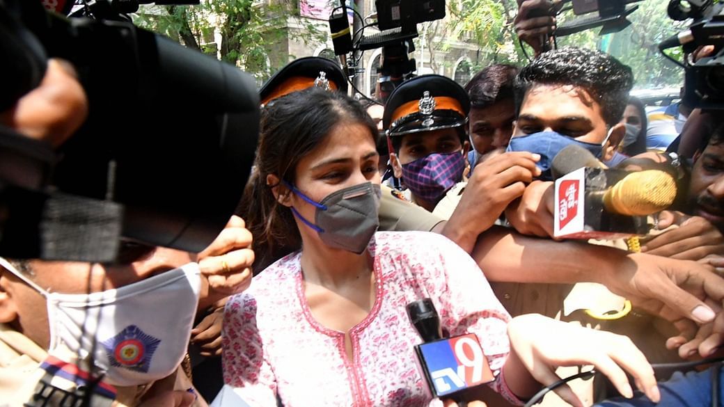 रिया चक्रवर्ती ने सुशांत की बहन प्रियंका सिंह और डॉक्टर तरुण कुमार के खिलाफ दर्ज की शिकायत