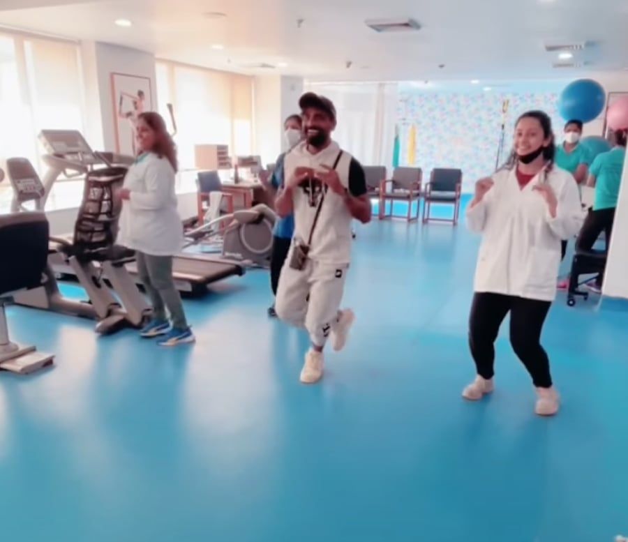 हार्ट-अटैक से उबरे डायरेक्टर रेमो डी'सूज़ा ने हॉस्पिटल के डॉक्टर्स के साथ ही किया डांस; देखिए वीडियो