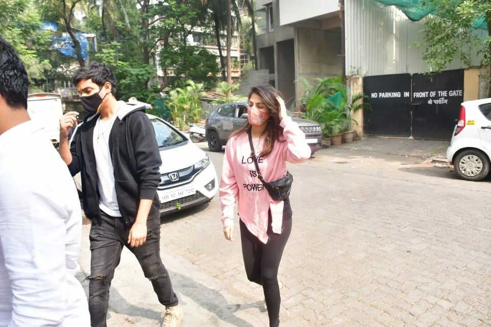 Rhea Chakraborty Spotted With Brother Showik Months After Release From Jail, Siblings Look For A New House In Mumbai 