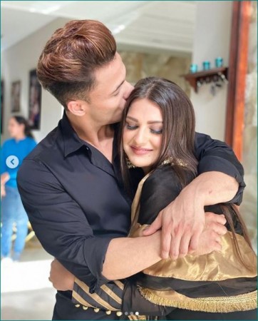 Himanshi Khurana Reacts To Rumours Of Engagement With Asim Riaz After Her Post With A Tiffany Ring Goes Viral
