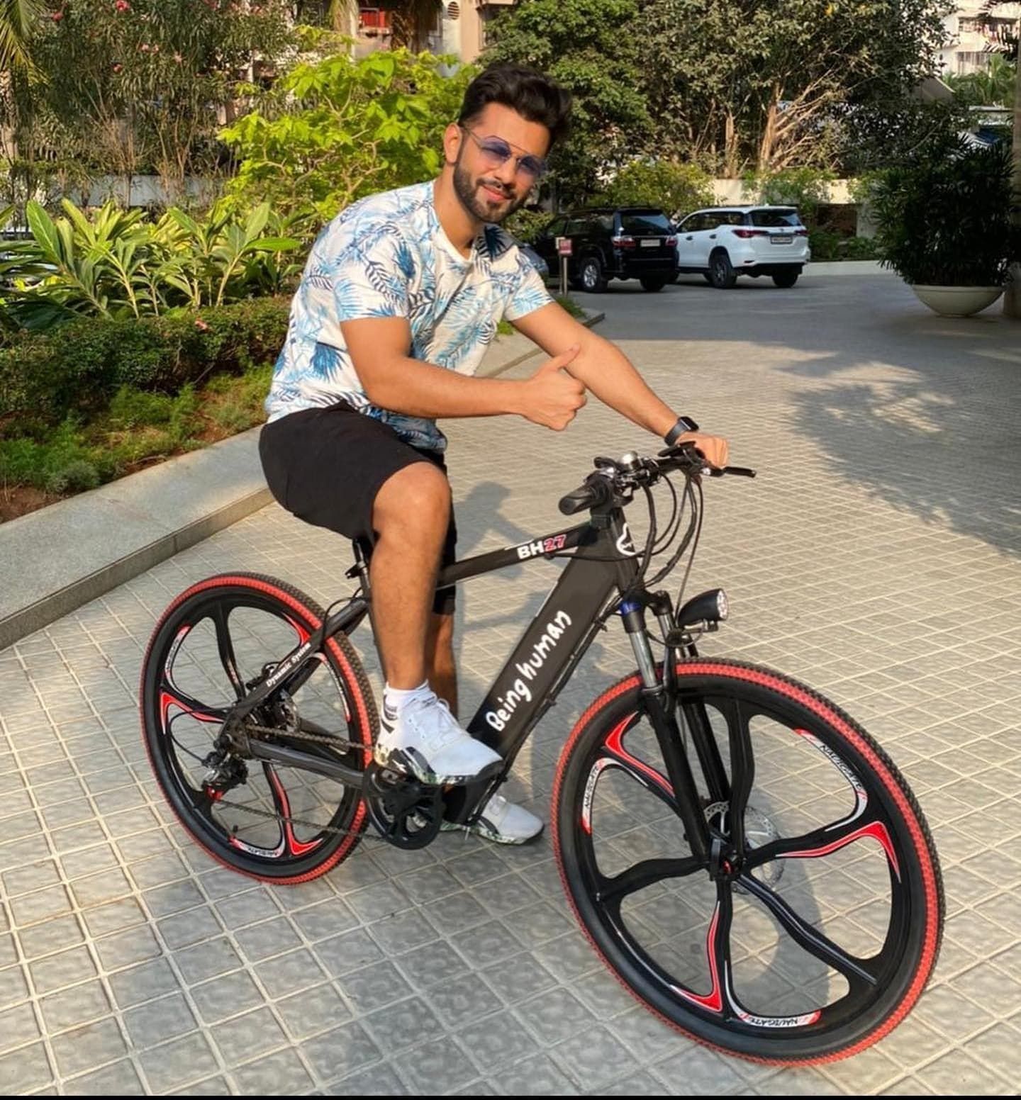 सलमान खान के स्पेशल गिफ्ट, 50000 की ई-बाइक पर घूमते नज़र आए राहुल वैद्य! 