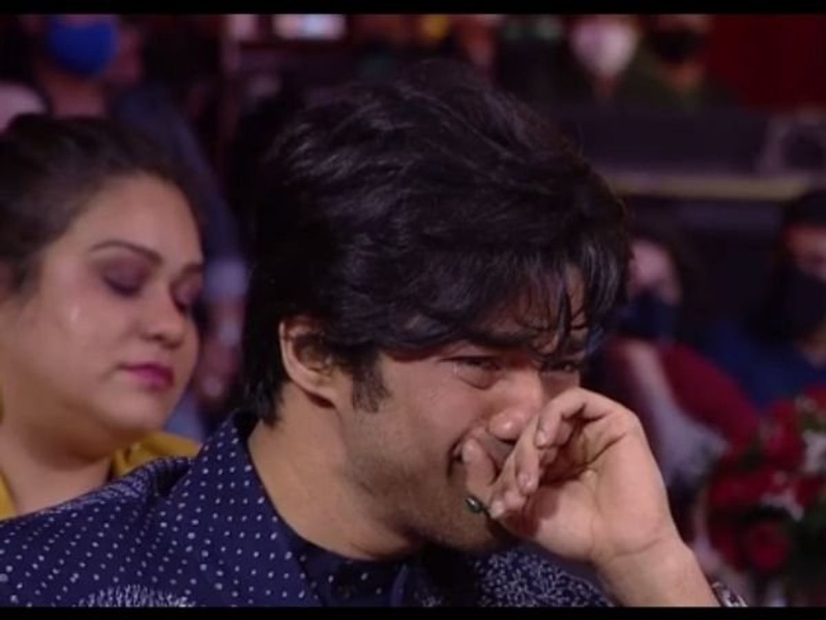 Irrfan Khan's Son Babil Breaks Down As He Accepts Award On Behalf Of The Late Actor; See Video
