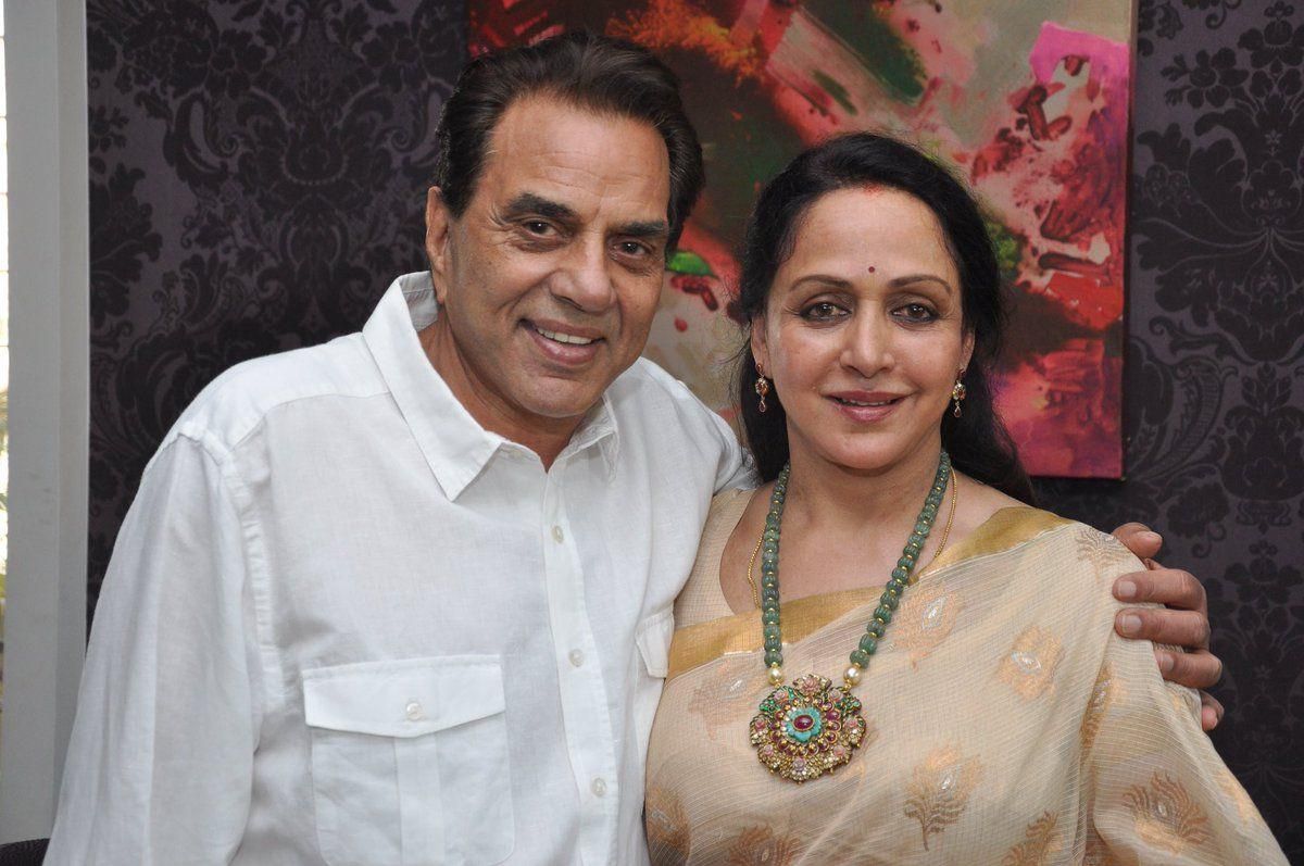 Dharmendra And Hema Malini Have Been In A Long-Distance Relationship Since One Year Due To The Pandemic