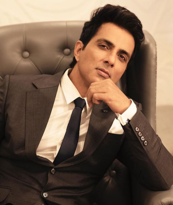 Sonu Sood Tears Up Talkign About The Current Situation, Says 'You Feel Like A Failed Human If You Can't Get Oxygen For Loved Ones'